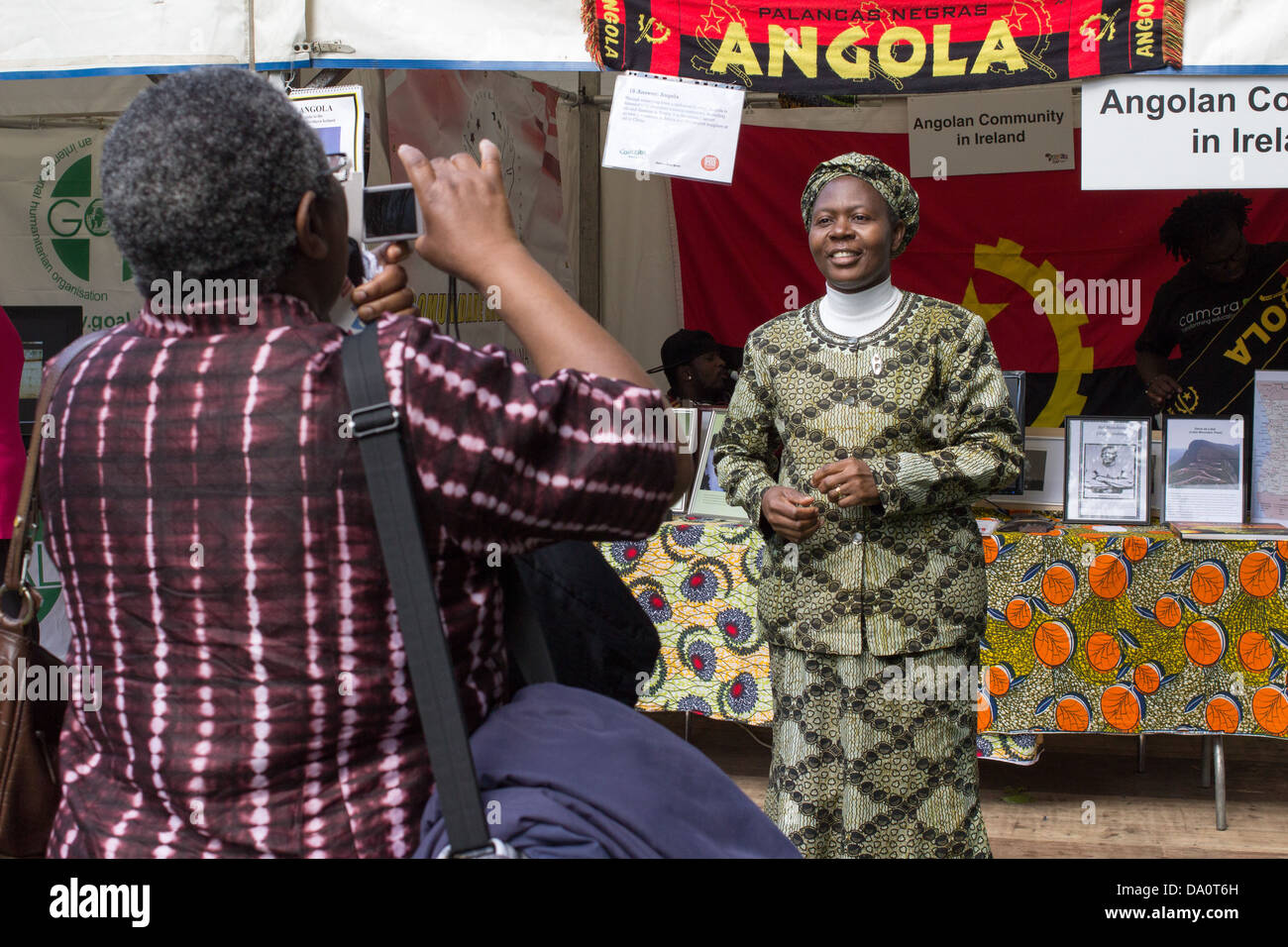 Une femme portant une tenue traditionnelle africaine obtient une photographie prise. Banque D'Images