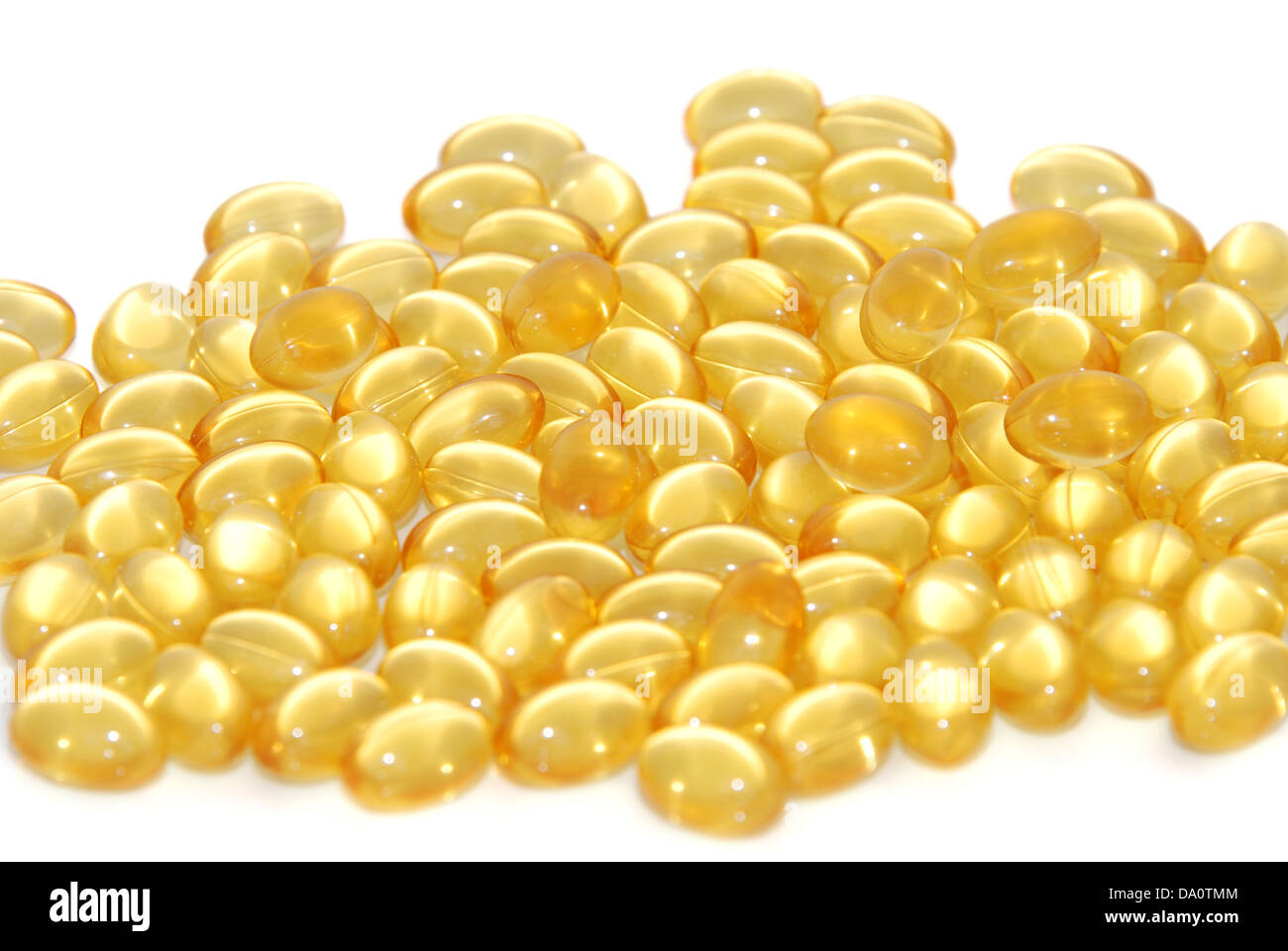 L'huile de foie de morue capsules - une source de vitamine D et les oméga 3 - isolé sur fond blanc Banque D'Images