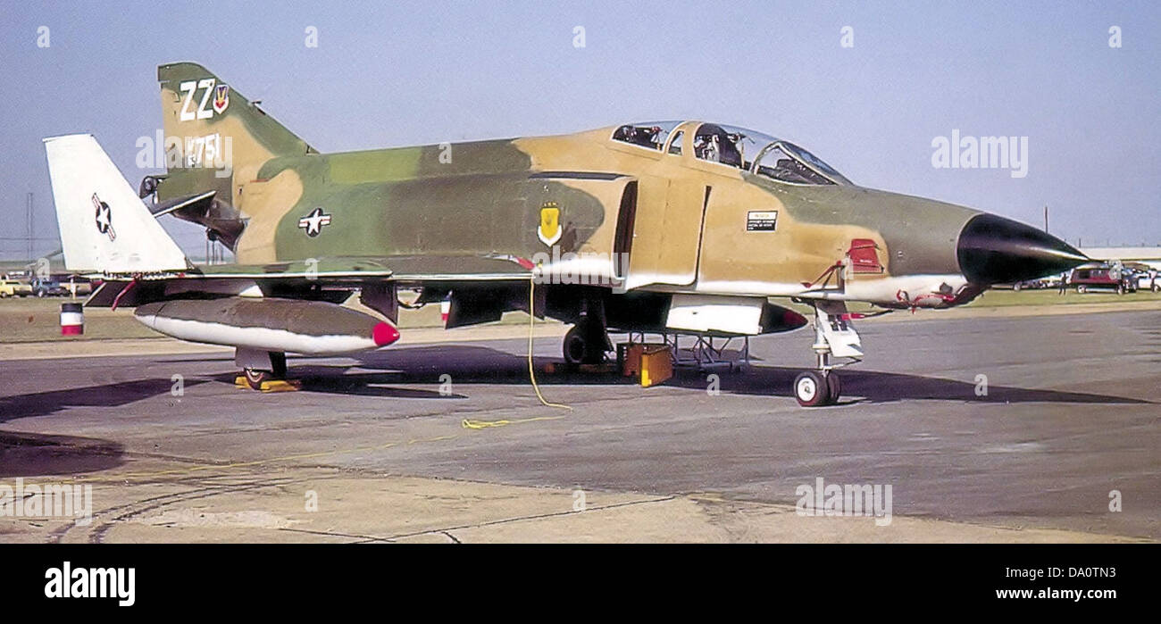 Le 15e escadron de reconnaissance tactique opéra le McDonnell RF-4C-19-MC Phantom, une version de reconnaissance du F-4 Phantom. En 1975, l'escadron a poursuivi son rôle essentiel dans la reconnaissance aérienne, fournissant un soutien en matière de renseignement pour les opérations militaires. Banque D'Images