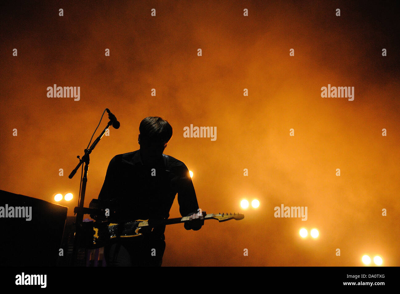 Barcelone - le 23 mai : Silhouette de Ben Gibbard, chanteur et guitariste de la bande du service postal fonctionne à Primavera Sound. Banque D'Images
