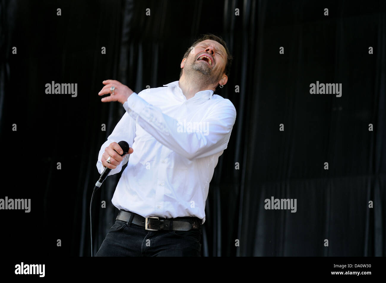 Barcelone - le 24 mai : Einar Orn Benediktsson, chanteuse de Ghost, bande numérique effectue par Heineken Primavera Sound Festival 2013. Banque D'Images