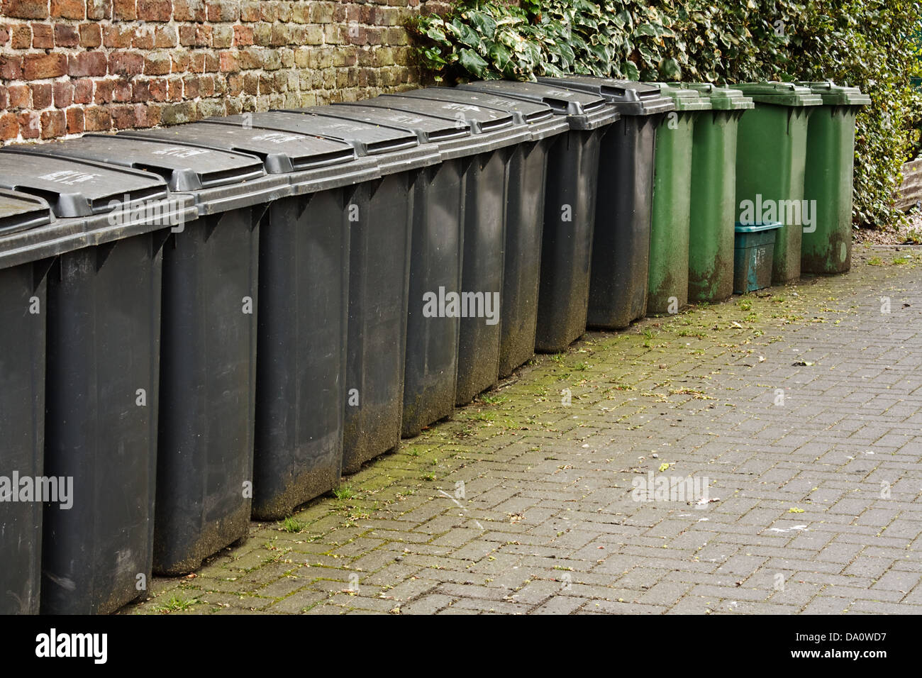 Ine horizontale de wheelie les bacs utilisés pour le stockage des déchets ou de l'élimination des déchets ménagers Banque D'Images