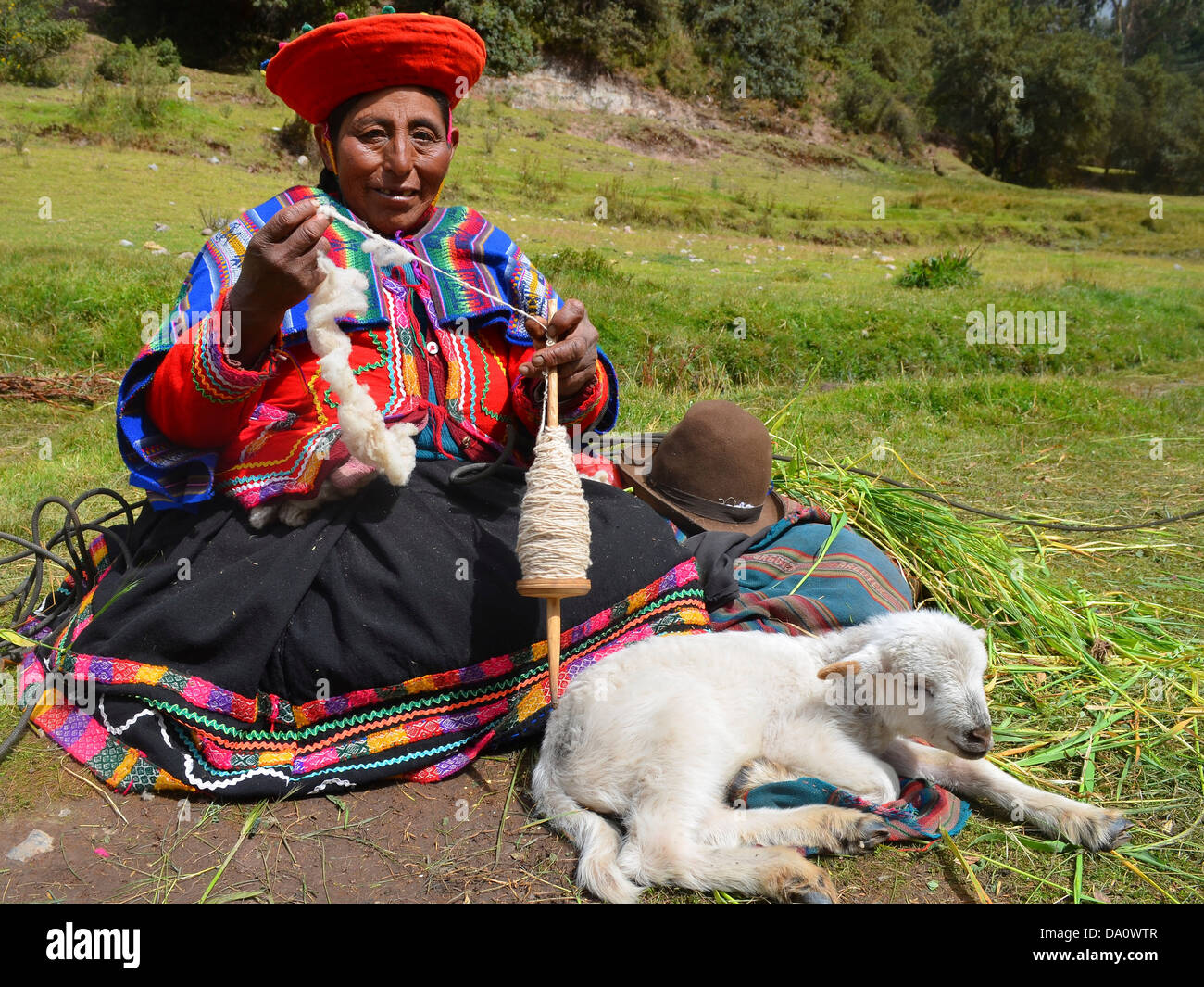 Un local Quechua fille des Andes rurales en vêtements traditionnels, Cusco, Pérou Banque D'Images