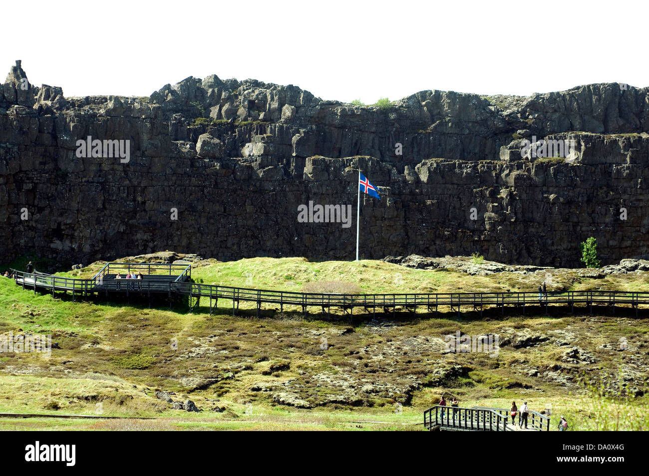 Un drapeau, un champ, une falaise dans le Parc National de Thingvellir est la nation du Parlement plus tôt et plus lieu sacré Banque D'Images