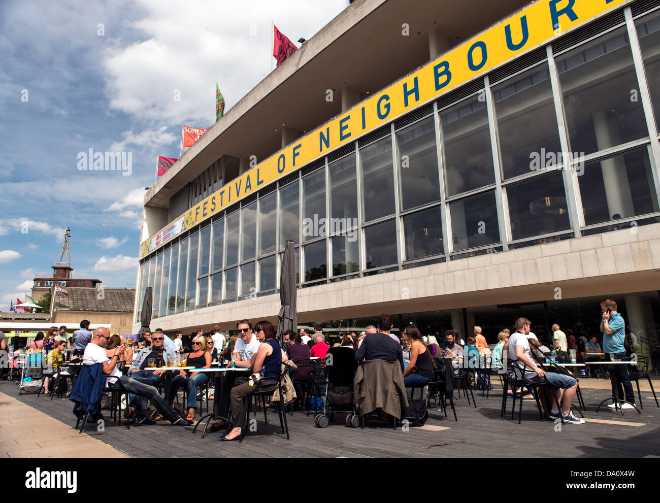 Les Londoniens de boire en dehors de Royal Festival Hall de Londres Angleterre Grande-bretagne angleterre Europe Banque D'Images