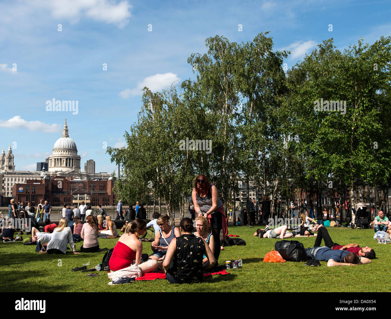 Les Londoniens se détendre à la Tate modern Londres Angleterre Grande-bretagne angleterre Europe Banque D'Images