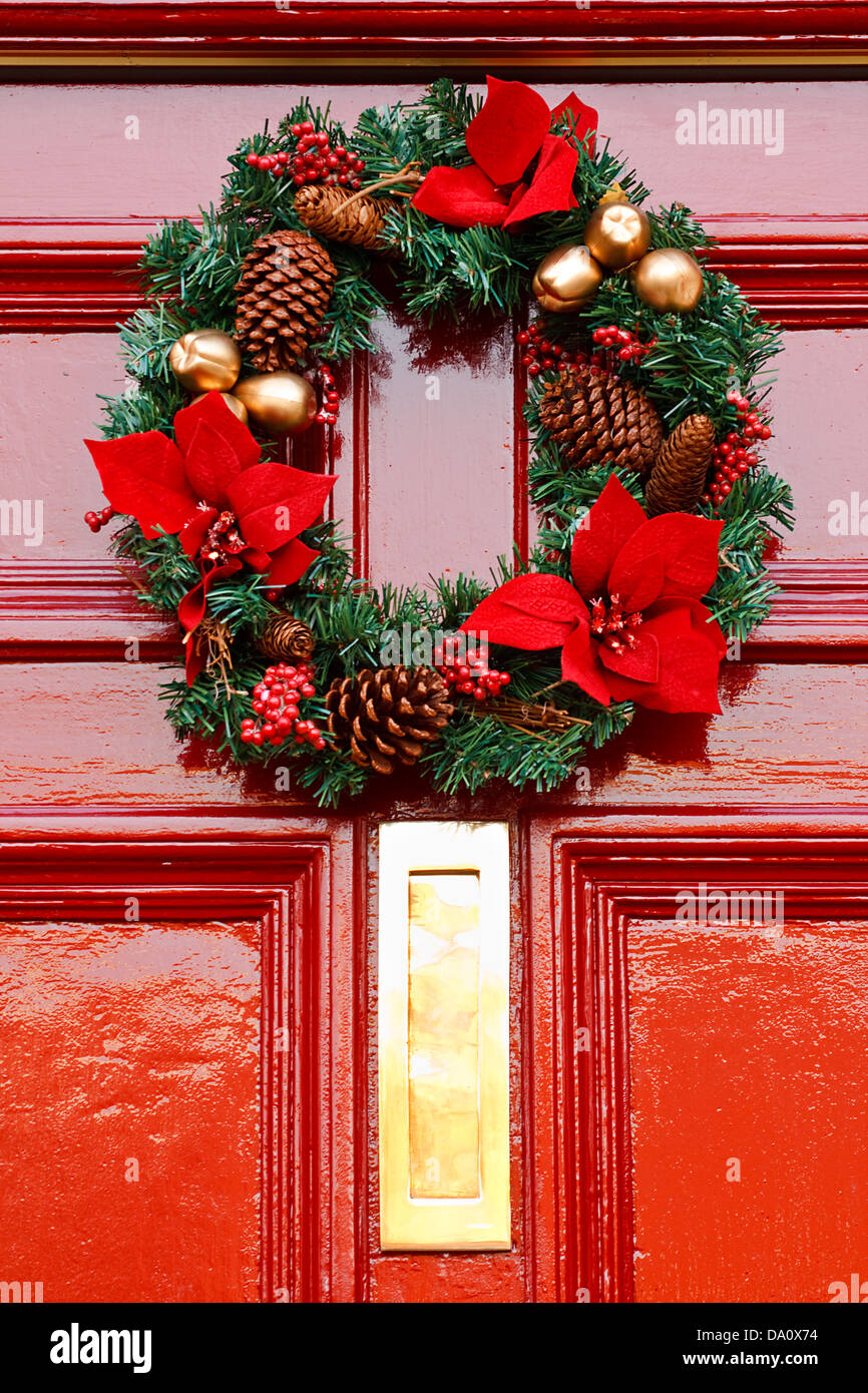 Couronne de Noël sur la porte à l'approche de Noël Banque D'Images