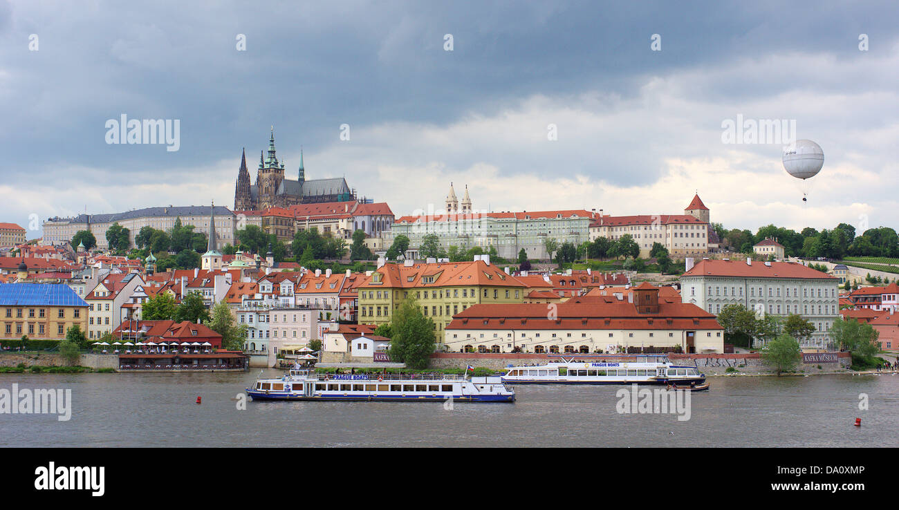 Vue sur Prague Hradcany et Vltava de la vieille ville ciel orageux Banque D'Images