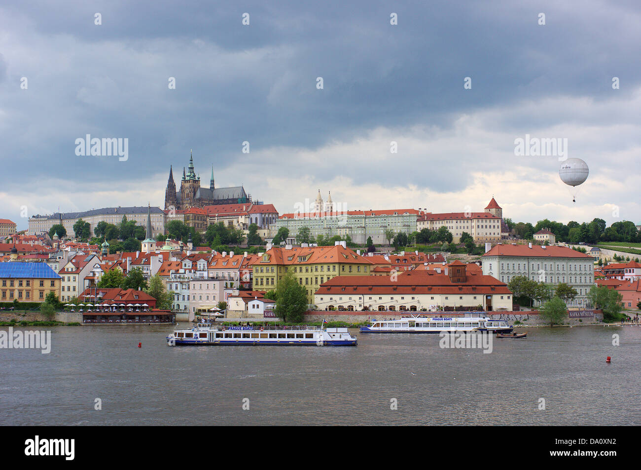 Vue sur Prague Hradcany et Vltava de la vieille ville ciel orageux Banque D'Images