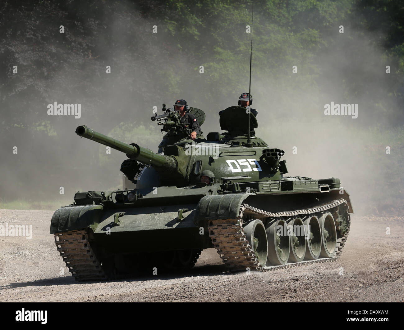 2013 Tankfest est passé le 29/30ème juin. Il s'agit d'un char russe T-62 tank qui a pris part à la "guerre froide warriors' scénario. Le T-62 est un char de combat principal soviétique, un perfectionnement de la T-55. Son canon de 115 mm a été le premier canon à âme lisse en usage. Le T-62 a été produite entre 1961 et 1975. Il est devenu un standard dans l'arsenal soviétique, en partie en remplacement du T-55, bien que ce réservoir a continué à être fabriqué dans l'Union soviétique et ailleurs après la production T-62 a été interrompu. Le T-62 a été remplacé plus tard dans les services de première ligne par le T-72. Banque D'Images