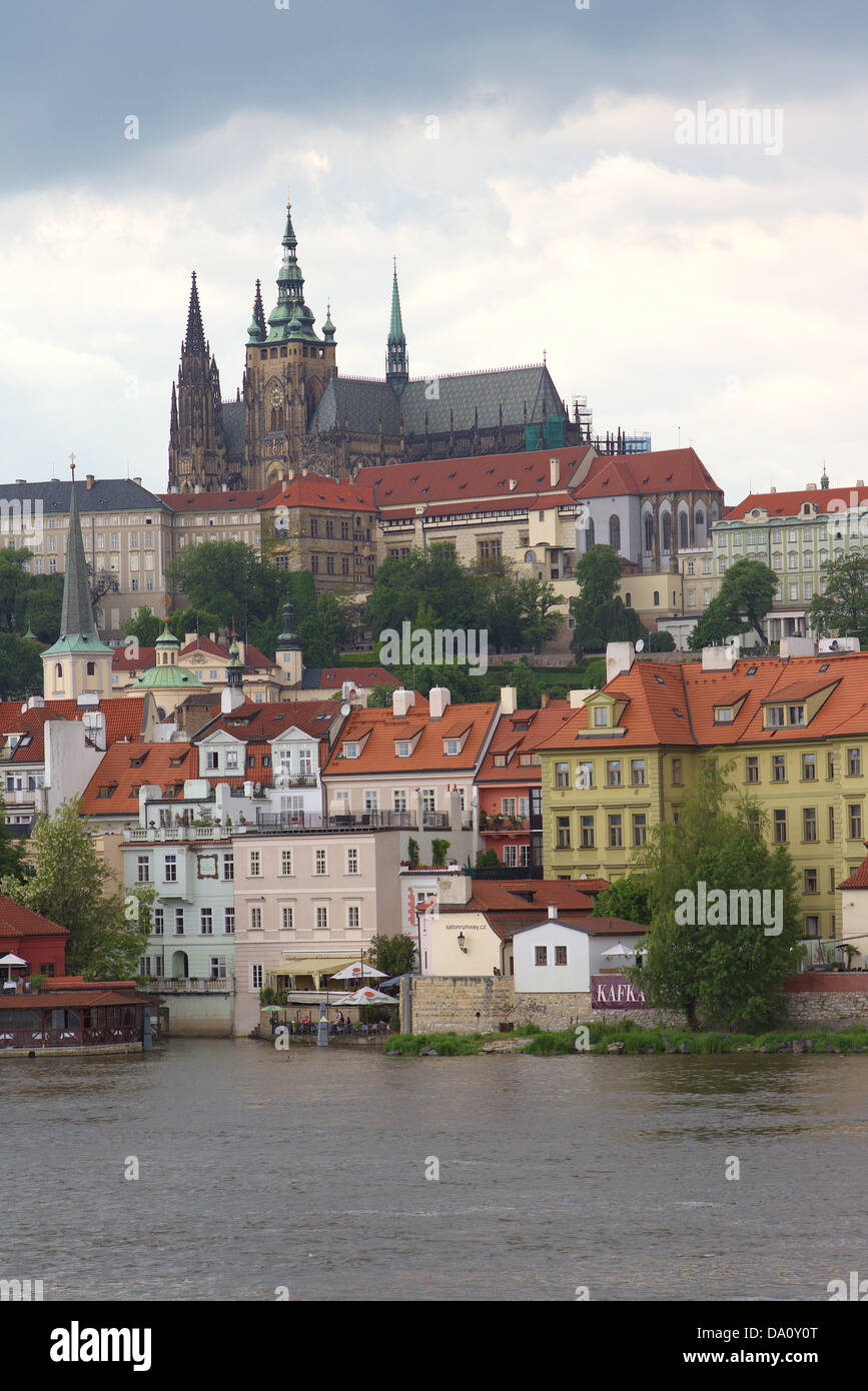 Vue sur Prague Hradcany et Vltava de la vieille ville ciel orageux Banque D'Images