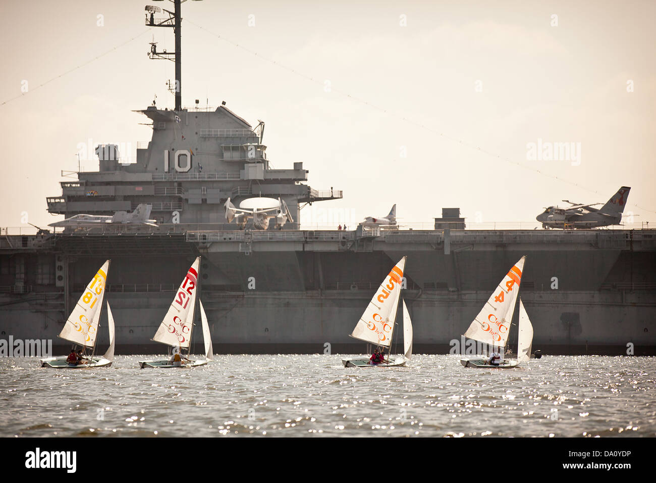 Voiliers dans le port de Charleston avec l'USS Yorktown Charleston, SC Banque D'Images