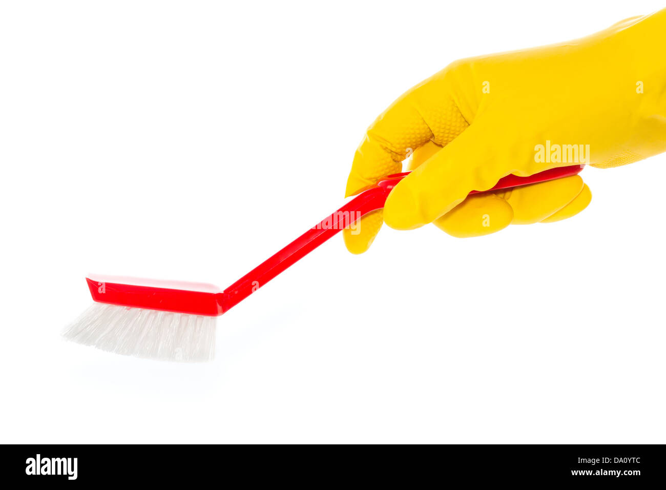 Gant en caoutchouc dans la main avec une brosse à vaisselle rouge contre fond blanc Banque D'Images