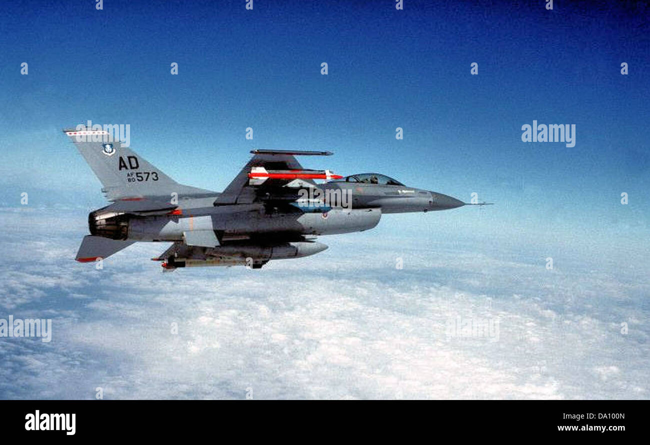 Le 3247e escadron d'essais a utilisé le F-16A Block 15A Fighting Falcon pour les essais en vol et l'évaluation afin d'évaluer les performances et les capacités de l'avion dans divers scénarios de mission. Banque D'Images