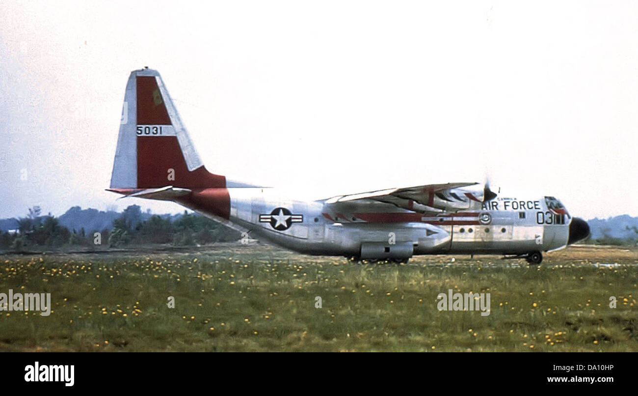 La 463d Troop Carrier Wing a exploité le Lockheed C-130A Hercules en 1957. Le C-130 a été utilisé pour le transport de troupes et de marchandises, jouant un rôle vital dans la logistique militaire pendant la guerre froide. Banque D'Images