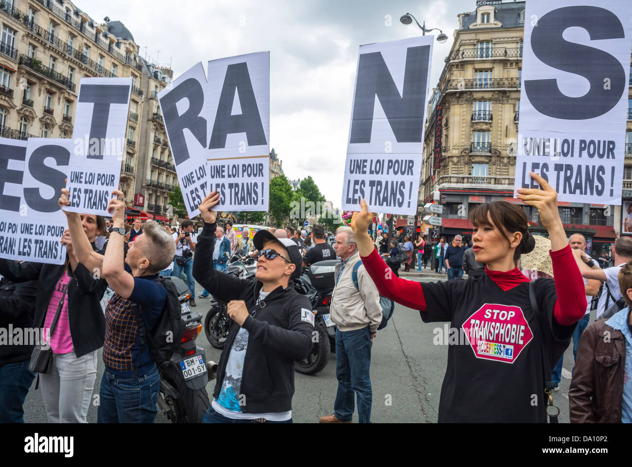 Paris, France, activisme LGBT, groupes tenant des panneaux de protestation, dans la parade annuelle de la fierté LGBT, Organisation protestant pour les droits des transgenres, manifestation pour les droits des personnes trans, droits des femmes, marche de la fierté gay, protestataires pour les droits, contre la transphobie homophobe Banque D'Images