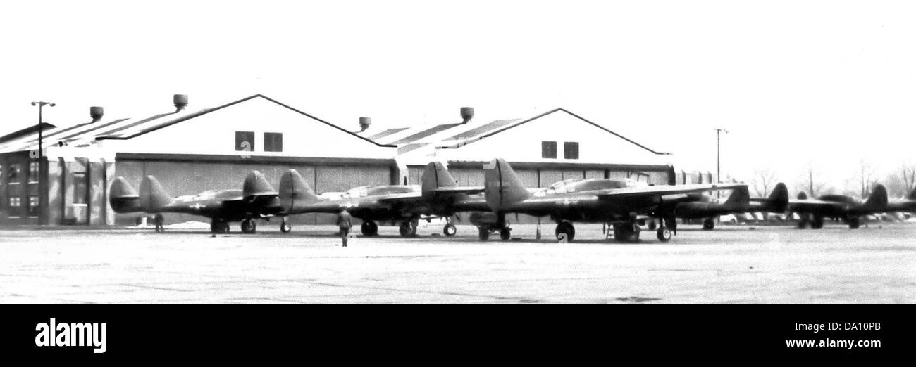 Le 52nd Fighter Group a exploité le P-61 Black Widow, un chasseur de nuit, en 1948, jouant un rôle clé dans les opérations de défense aérienne avec des capacités d'interception guidées par radar. Banque D'Images