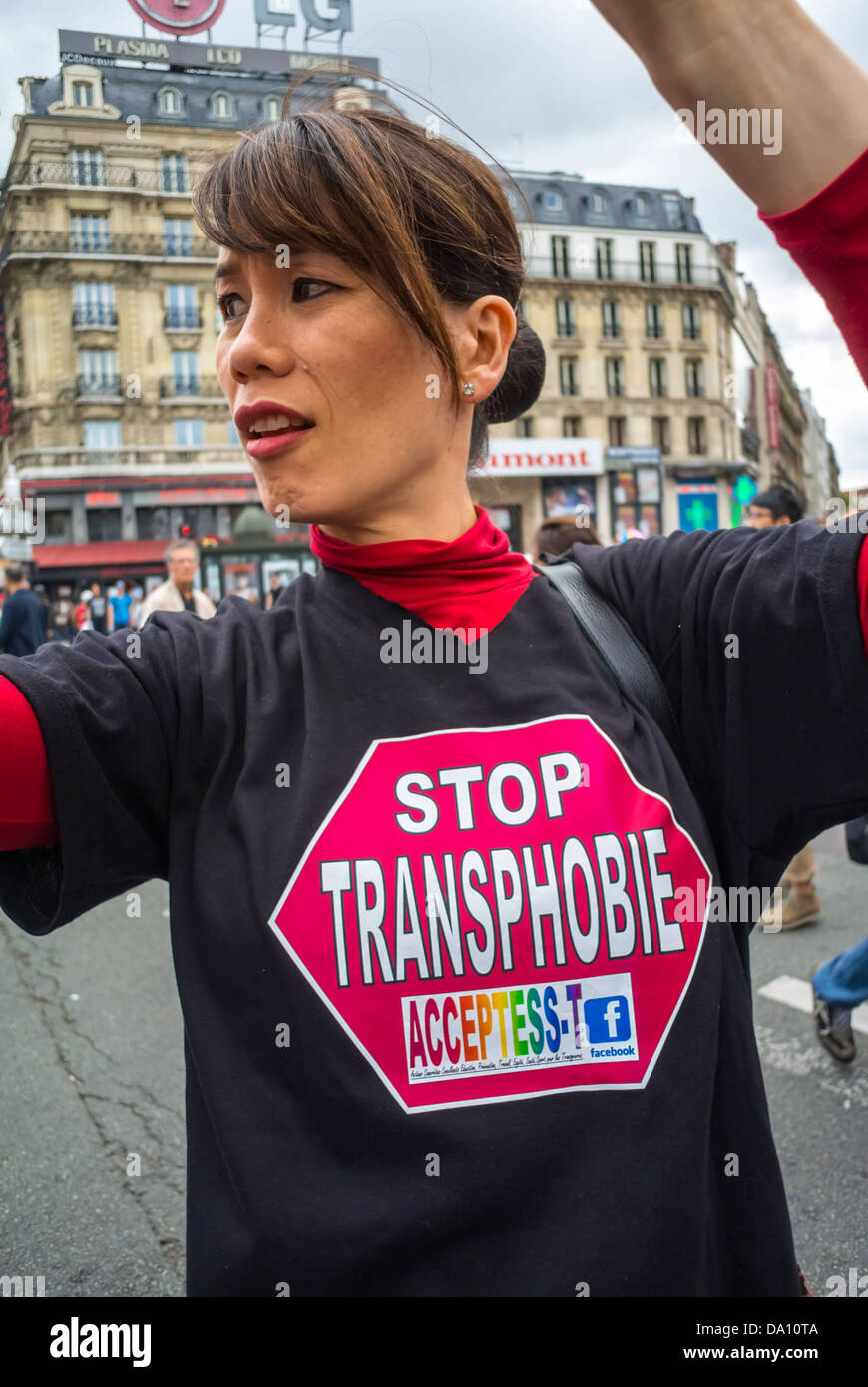 Paris, France, une femme transgenre tenant une manifestation Sign In Annual gay Pride Parade, 'Oui, Oui, Oui', Organisation protestant pour les Transsexuels et les Bregncies médicalement assistées, (PMA) (M.A.P.) T-shirt avec texte femme, demontator femme Banque D'Images