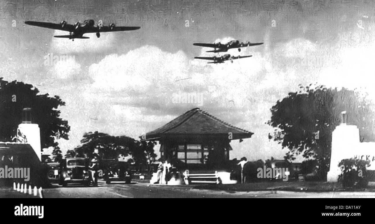 Des bombardiers B-17 Flying Fortress survolent Hickam Field à Hawaï durant l'été 1941. Ces avions ont joué un rôle important dans les opérations militaires américaines pendant la seconde Guerre mondiale, en particulier sur le théâtre du Pacifique. Banque D'Images