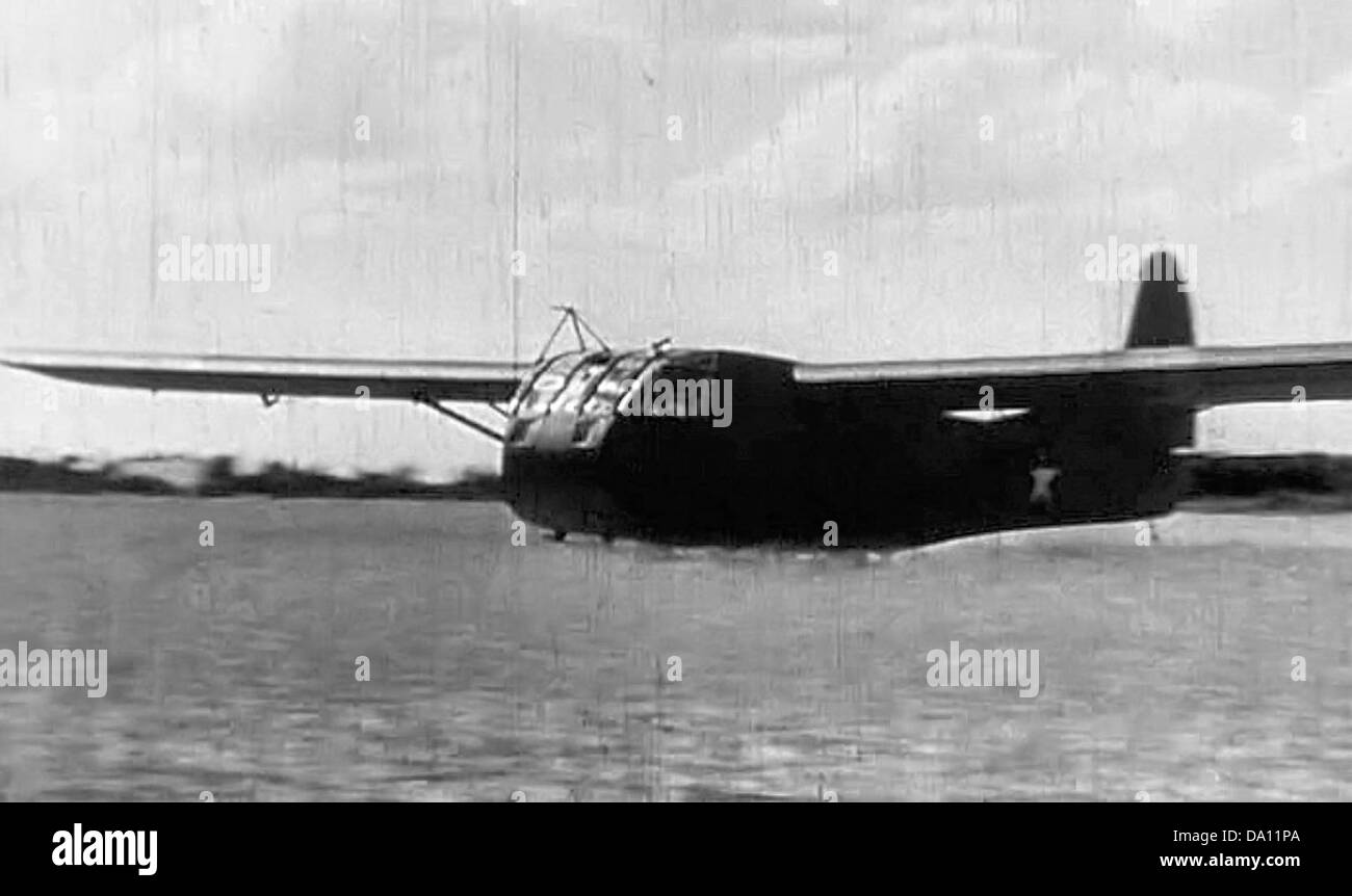 Le CG-4 Glider a été utilisé pendant la seconde Guerre mondiale pour le transport aérien de troupes et d'équipements. Cette image montre un planeur atterrissant à la base aérienne de Laurinburg-Maxton, un emplacement clé pour l'entraînement et les opérations pendant la guerre. Banque D'Images
