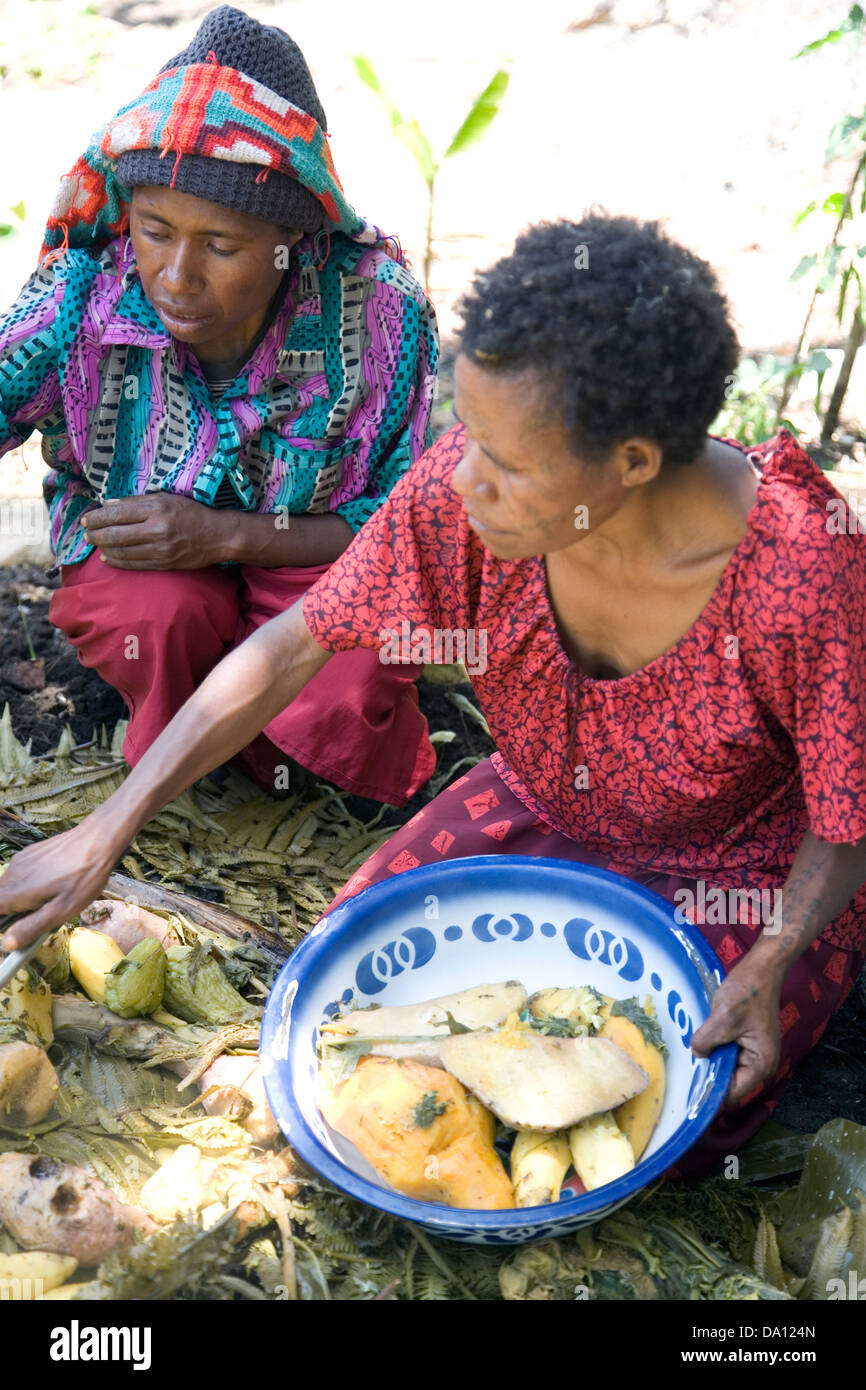 Un traditionnel 'mumu' lunch, Kemase village, Easten Highlands Province, la Papouasie-Nouvelle-Guinée. Banque D'Images