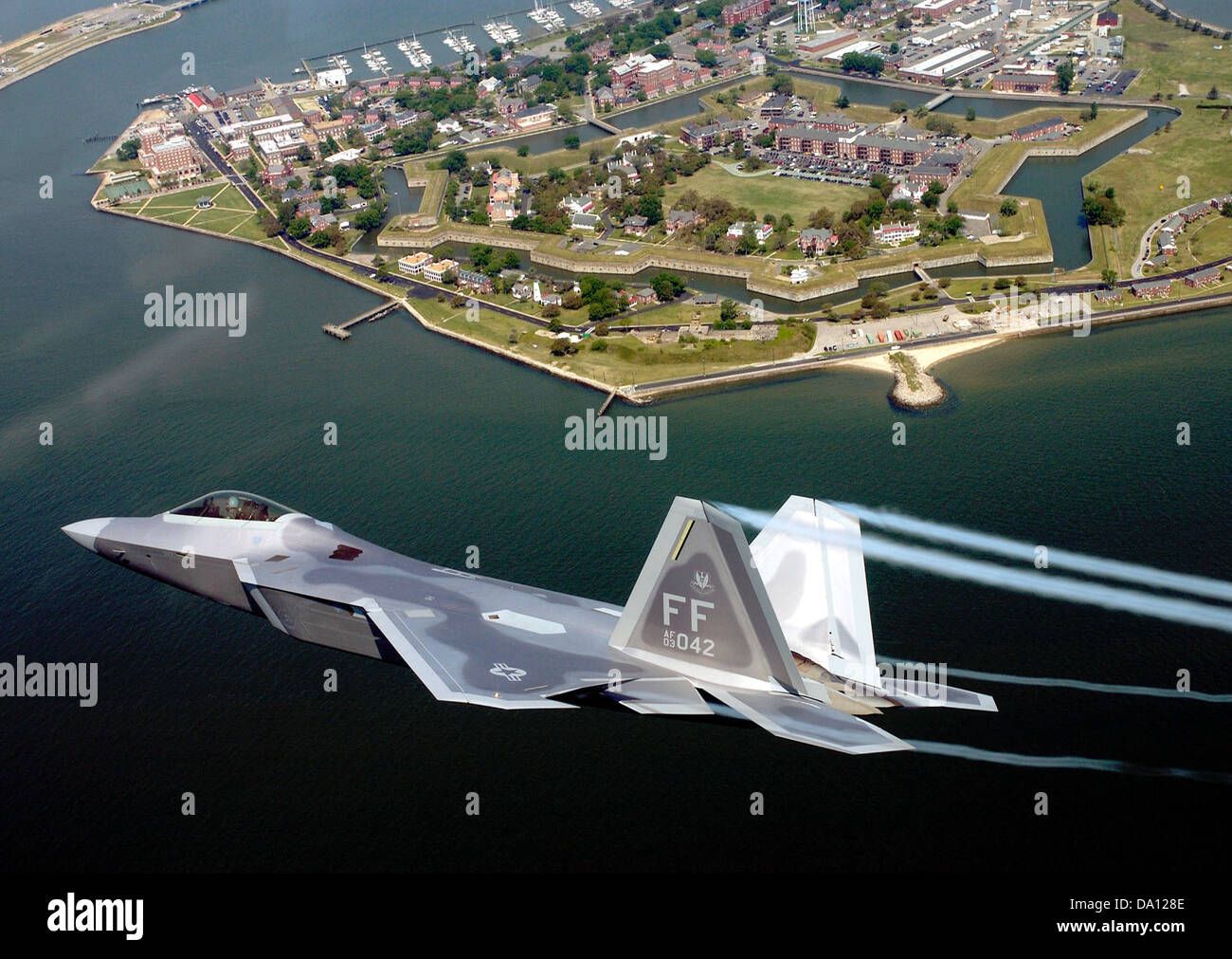 Le F-22 Raptor de la 1st Fighter Wing effectue un survol de Fort Monroe, en Virginie. Cet avion de chasse avancé est connu pour sa furtivité et ses capacités supérieures de combat aérien, servant de pierre angulaire de la supériorité aérienne des États-Unis. Banque D'Images
