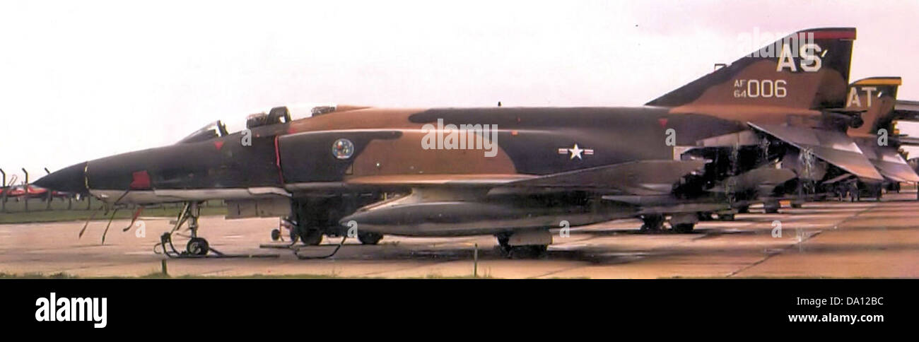 Le 30th Tactical reconnaissance Squadron exploitait le McDonnell RF-4C Phantom, numéro de série 64-1006, un avion de reconnaissance polyvalent. Le RF-4C était équipé de capteurs avancés pour la reconnaissance photographique et électronique, soutenant les missions de collecte de renseignements tactiques. L'avion a joué un rôle vital dans les opérations militaires, fournissant des renseignements essentiels aux forces aériennes et terrestres. Banque D'Images