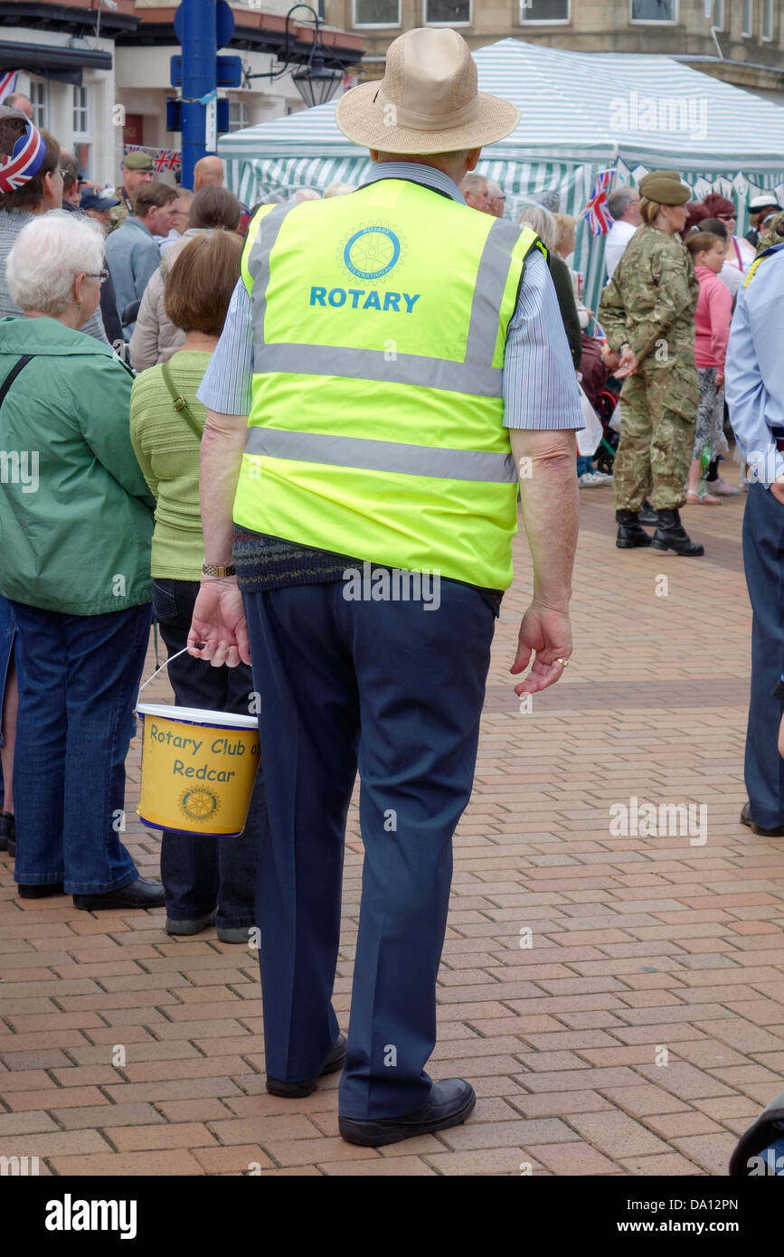 Un homme de Rotary International faire une collecte de fonds pour les anciens militaires, hommes et femmes sur la Journée des Forces armées Banque D'Images