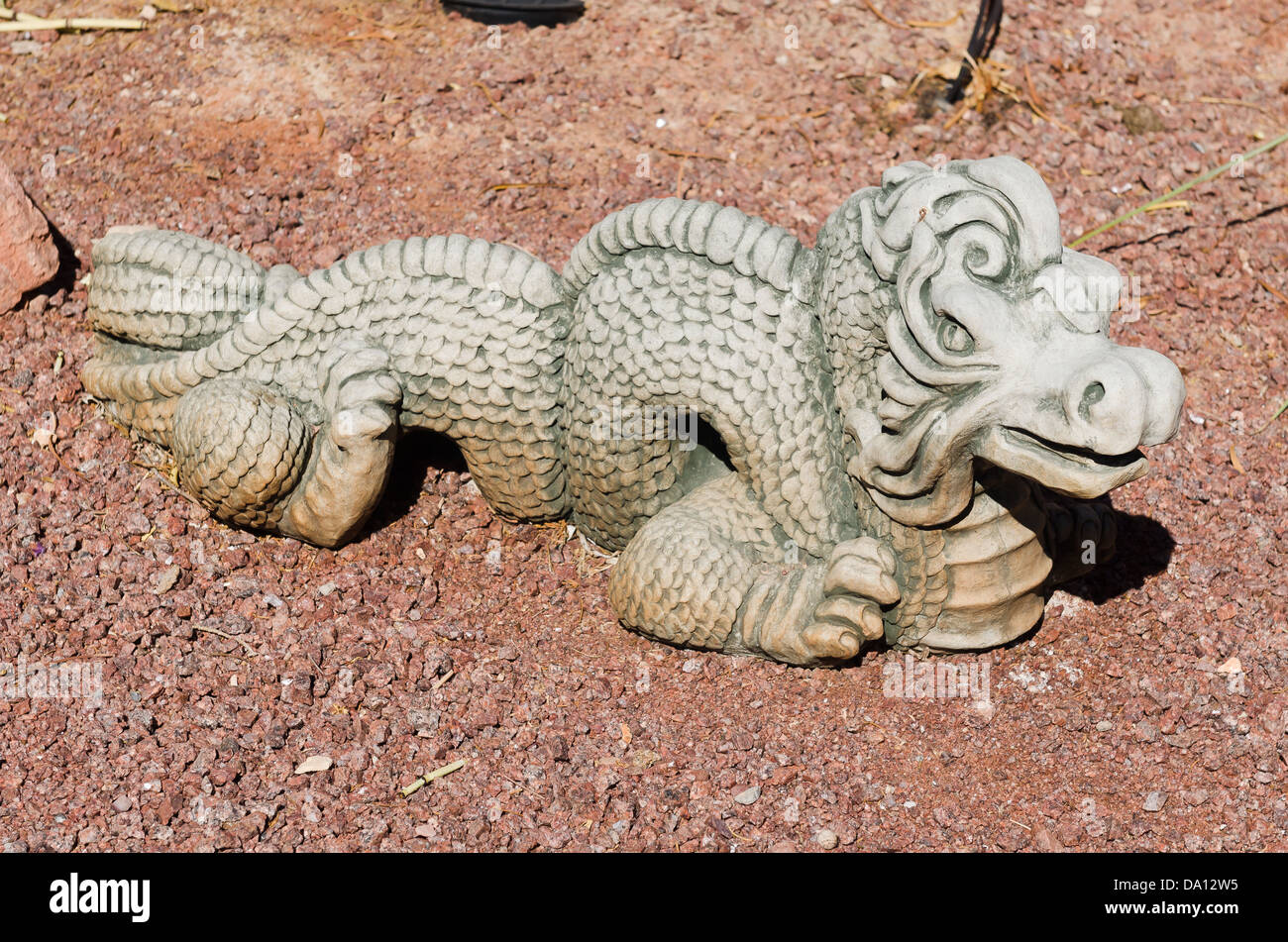 Dragon statue d'ornement dans un jardin de pierres entouré de red rock Banque D'Images