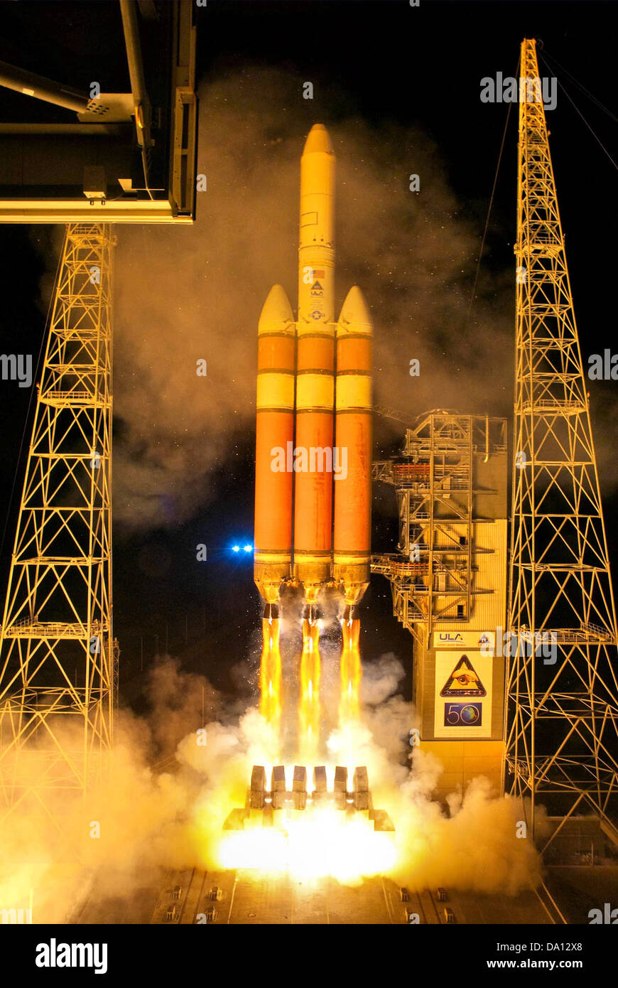 La 45th Space Wing a lancé avec succès une fusée Delta IV-Heavy, qui faisait partie des opérations spatiales de l'US Air Force. Le lancement était essentiel pour appuyer les initiatives de sécurité nationale et d'exploration spatiale. Banque D'Images