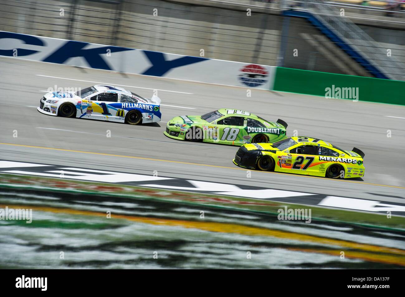 Sparte, Kentucky, USA. 30 juin 2013. Jamie McMurray (1) conduit Kyle Busch (18) et Paul Menard (27) à l'avant et pendant l'État Quaker 400 au Kentucky Speedway à Sparte, KY. Credit : Cal Sport Media/Alamy Live News Banque D'Images