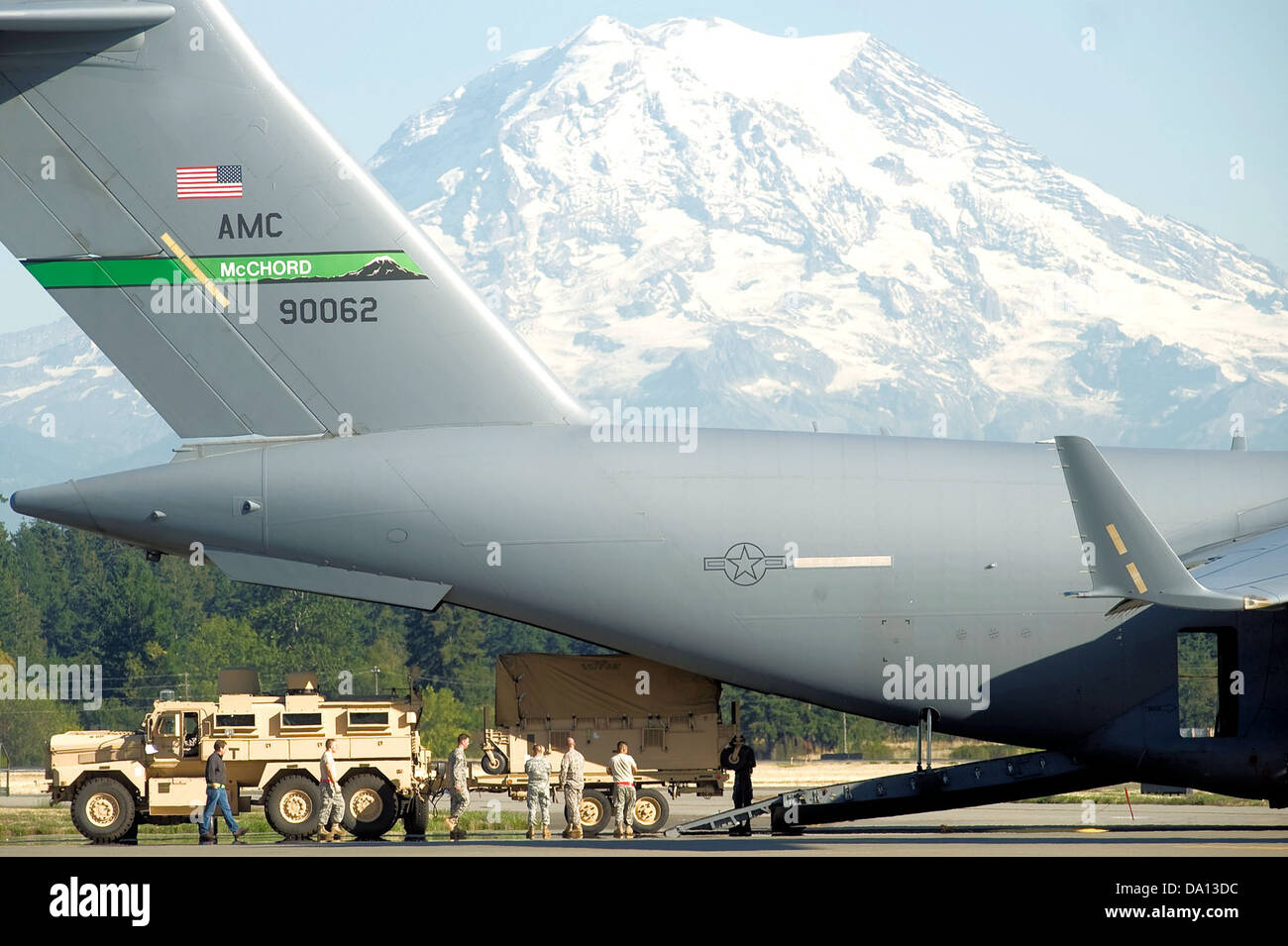 Un C-17 Globemaster III de la 62e escadre de transport aérien charge le personnel de l'Armée de terre de Fort Lewis pour un déploiement rapide. Le C-17 est un avion de transport clé utilisé par l'US Air Force pour les opérations de transport aérien lourd. Banque D'Images