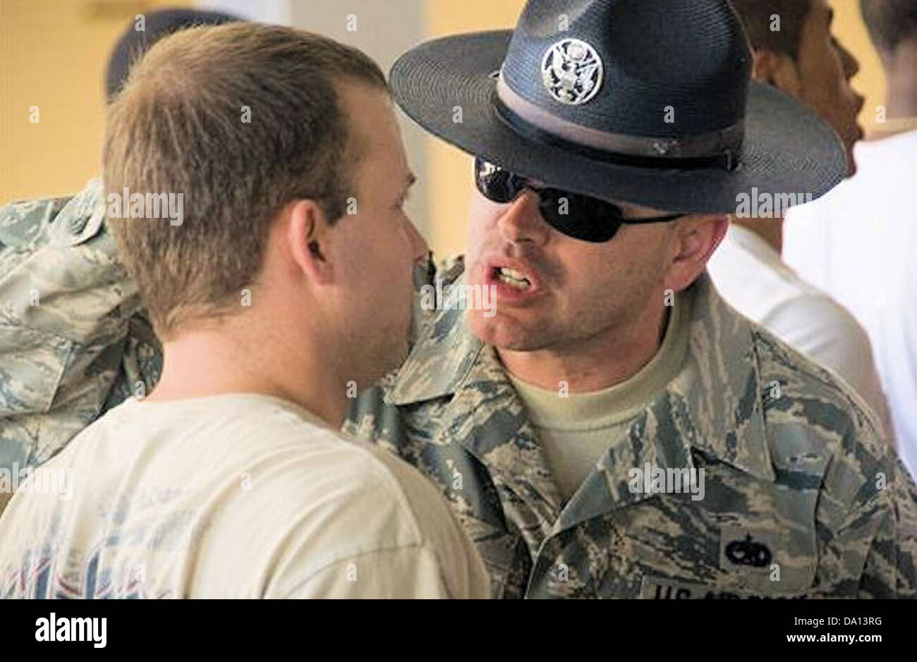 L'entraînement militaire de base (BMT) à la base aérienne de Lackland, au Texas, est un programme clé pour les recrues de l'US Air Force. La formation comprend le conditionnement physique, la discipline et l'introduction à la vie militaire, préparant les aviateurs à leurs rôles dans l'US Air Force. Banque D'Images