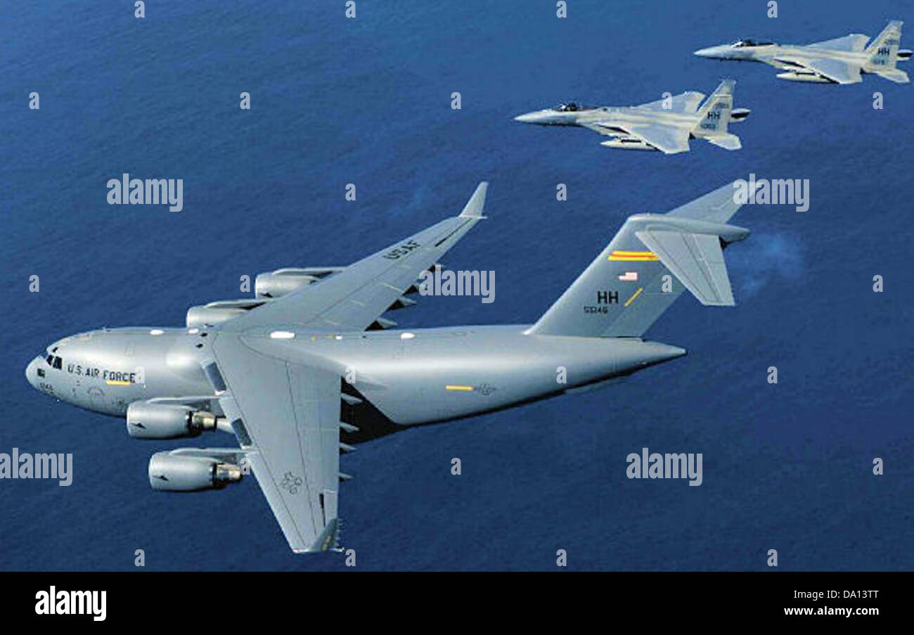 Cette image montre un avion de chasse C-17 Globemaster III et F-15 de la 15e Escadre. Le C-17 fournit des capacités de transport aérien, tandis que les F-15 sont déployés pour le combat aérien et les missions de défense, soulignant la polyvalence de l'escadre. Banque D'Images