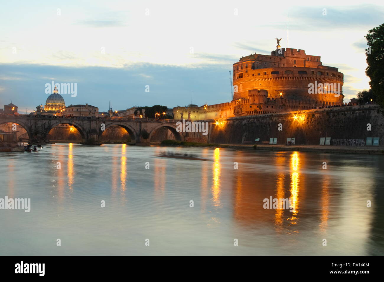 Rome, Italie. 29 Juin, 2013. Castel Sant'Angelo, également connu sous le nom de mausolée d'Hadrien, comme vu juste avant le début de la Girandola de Saints Pierre et Paul célébration. Cet artifice traditionnel a d'abord affiché en 1481 grâce au pape Sixte IV, et était initialement prévu par Michel-Ange. Credit : Davide Vadala' / Alamy Live News Banque D'Images