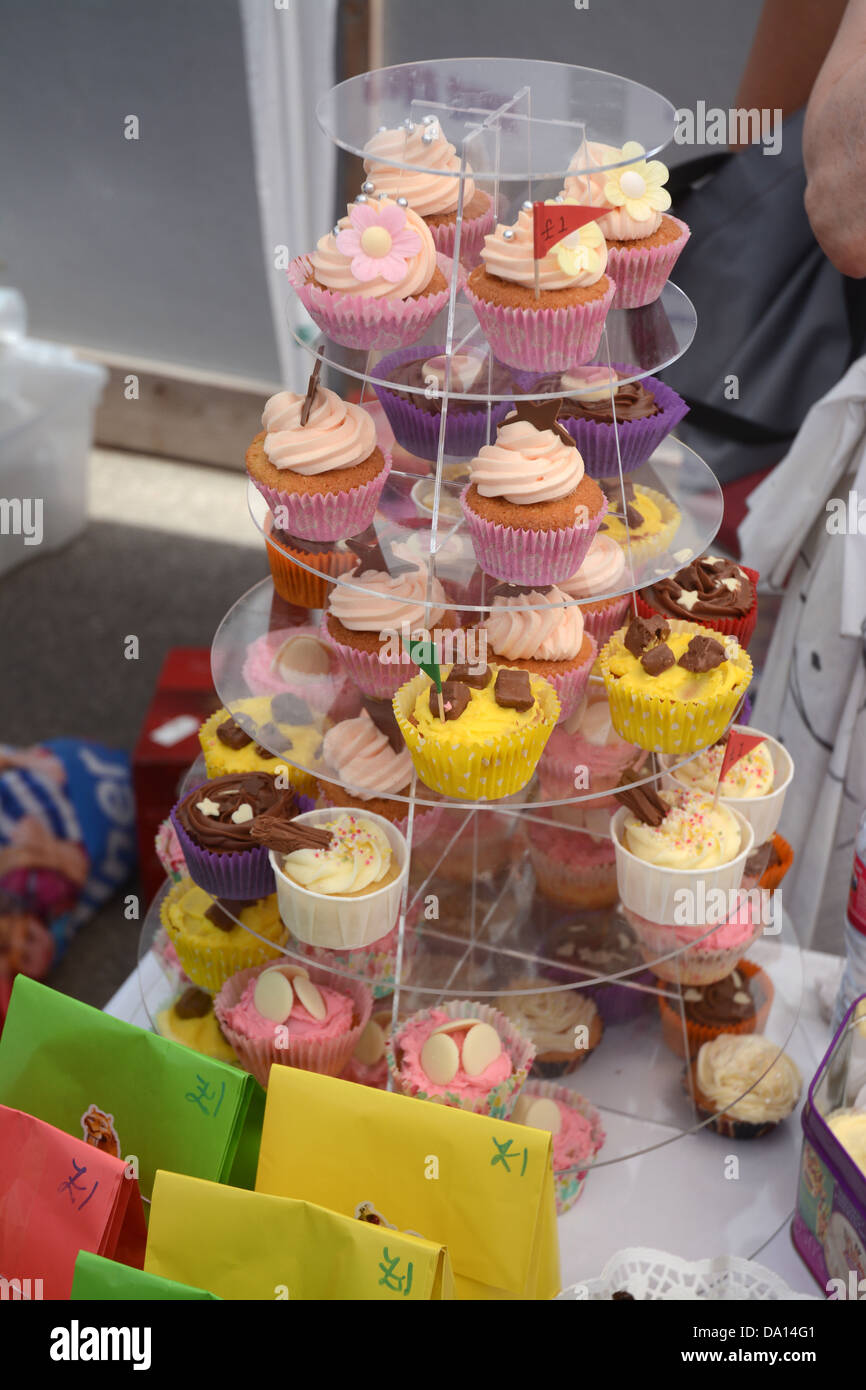 Des Gateaux Faits Maison En Vente Par Benevoles Mamans Sur Un Stand A Une Foire D Ete A L Ecole Primaire Photo Stock Alamy
