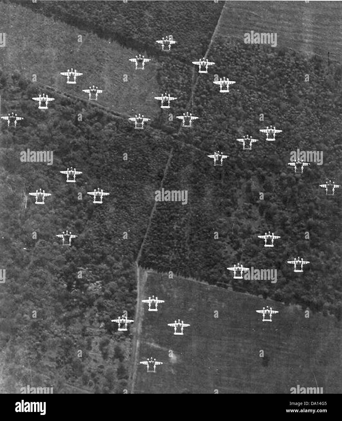 Le 20th Fighter Squadron a exploité le P-38 Lightning pendant la seconde Guerre mondiale, volant en formation lors de missions de combat. Le P-38 était connu pour sa conception à double flèche distinctive et son rôle dans le combat aérien. Banque D'Images Le 20th Fighter Squadron a exploité le P-38 Lightning pendant la seconde Guerre mondiale, volant en formation lors de missions de combat. Le P-38 était connu pour sa conception à double flèche distinctive et son rôle dans le combat aérien. Banque D'Images
