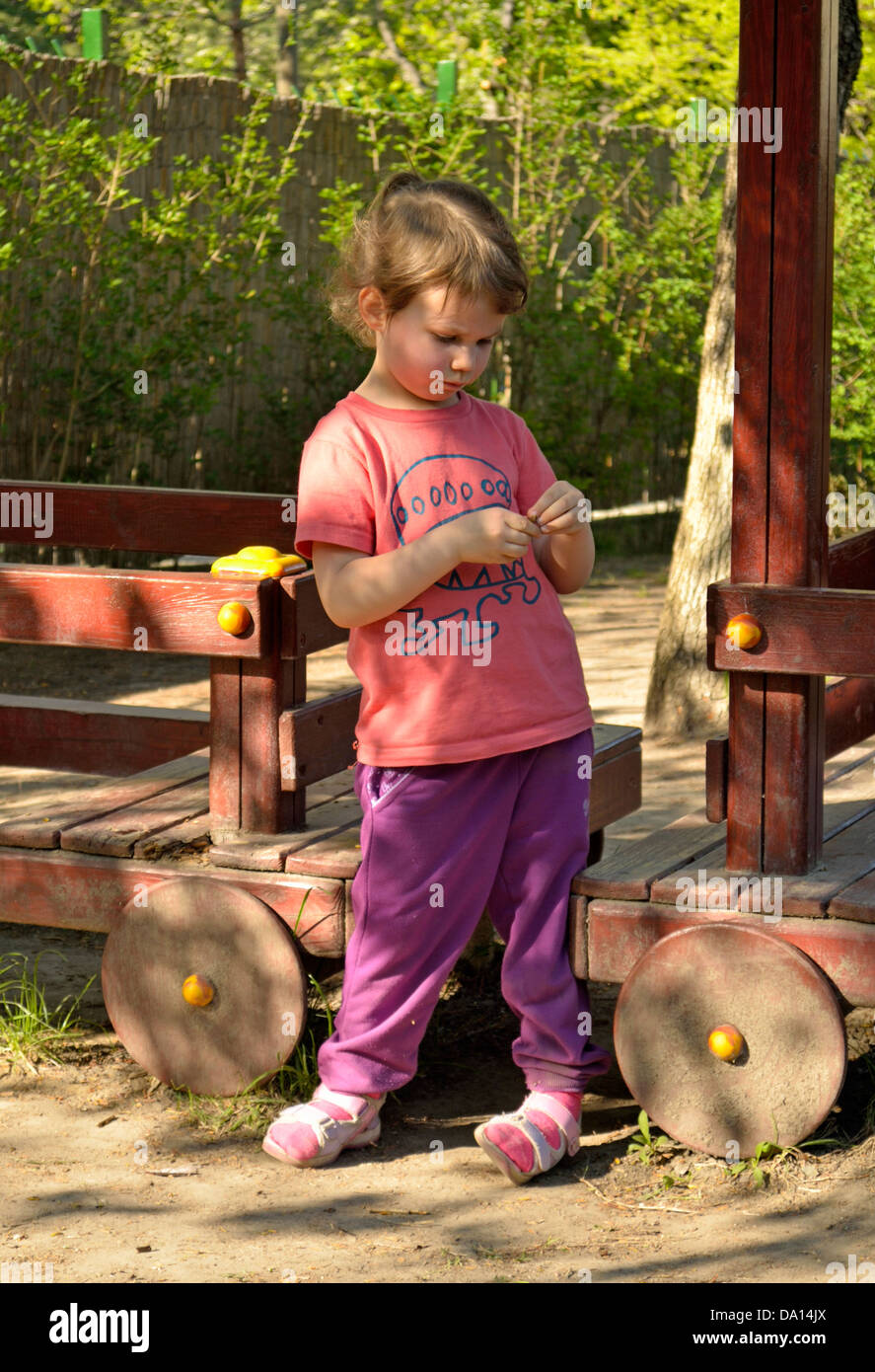 Petite fille 4 ans dans un parc Banque D'Images
