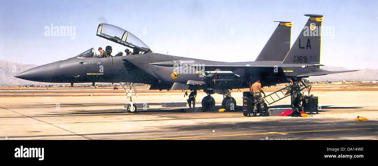 Le F-15E Strike Eagle, appartenant au 461st Fighter Squadron, est un avion de chasse à double rôle utilisé par l'US Air Force pour le combat air-sol et air-air. Il dispose d'avionique et de systèmes d'armes avancés. Banque D'Images