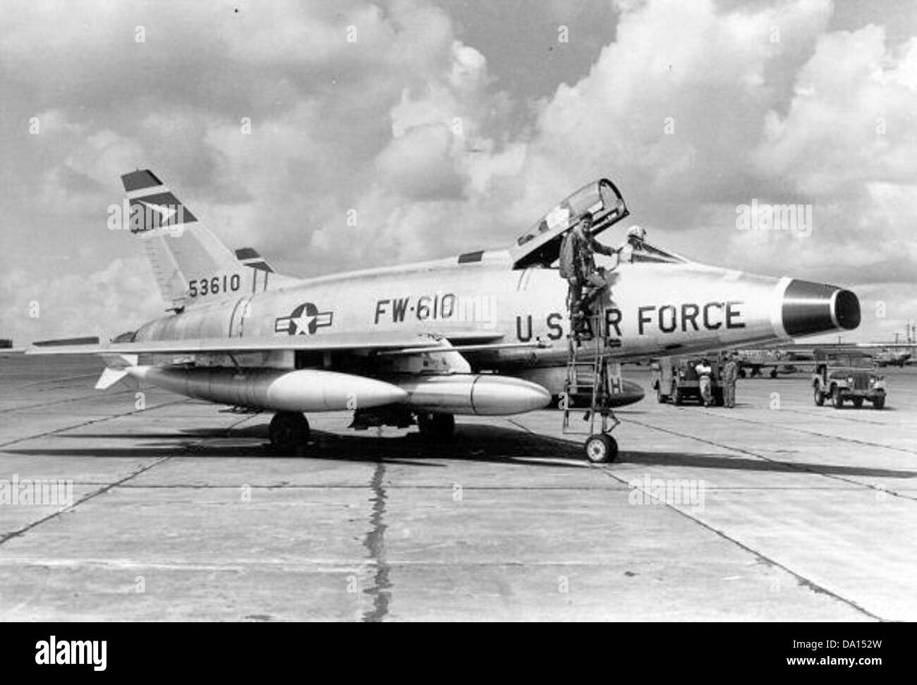 Le F-100D-25-NA (55-3610) du 72e escadron de chasse tactique est vu en action. Cet avion, connu sous le nom de *Super Sabre*, a joué un rôle essentiel dans les opérations de la Guerre froide, fournissant un soutien tactique dans les scénarios de combat et d'entraînement. Banque D'Images