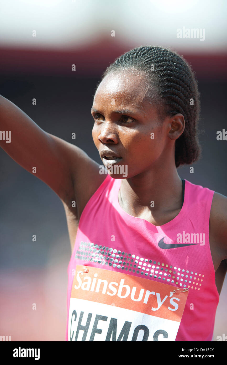 Birmingham, UK. 30 juin 2013. Milca Chemos finitions du Kenya reconnaît la foule après avoir remporté le 3000m steeple femmes au 2013 Sainsbury's Grand Prix de Birmingham réunion de la Ligue de diamant de l'IAAF. Le médaillé de bronze olympique actuel est temps de 9:17,43 était suffisant pour battre Sofia Assefa et Hiwot Ayalew, tant de l'Éthiopie. Credit : Russell Hart/Alamy Live News. Banque D'Images