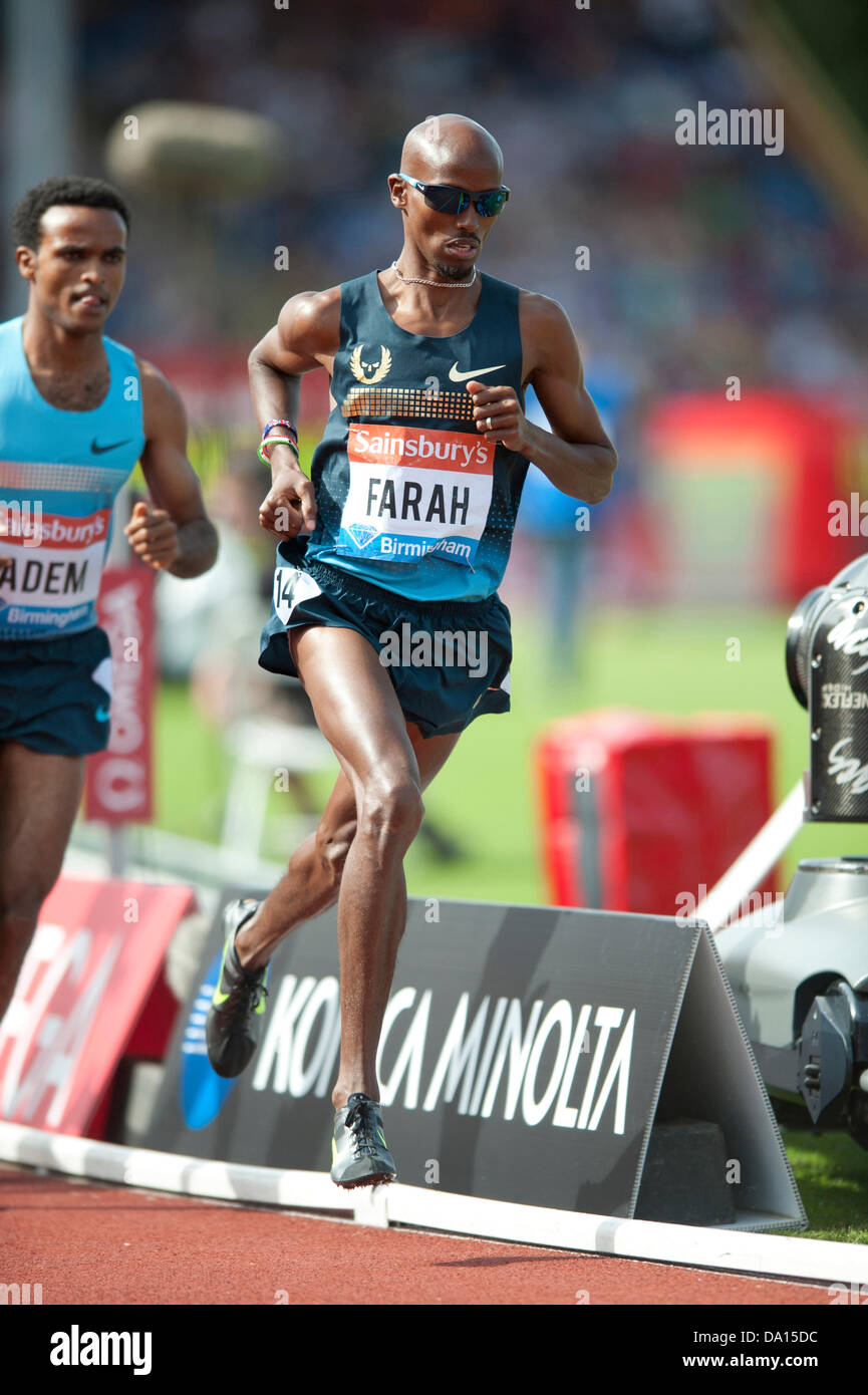 Birmingham, UK. 30 juin 2013. Mo Farah de Grande-Bretagne a terminé 1e dans l'épreuve du 5000m à l'événement 2013 Sainsbury's Grand Prix de Birmingham réunion de la Ligue de diamant de l'IAAF. Le champion olympique est temps de 13:14.24 était suffisant pour battre Yenew Alamirew Hagos Gebrhiwet et, à la fois de l'Éthiopie. Credit : Russell Hart/Alamy Live News. Banque D'Images