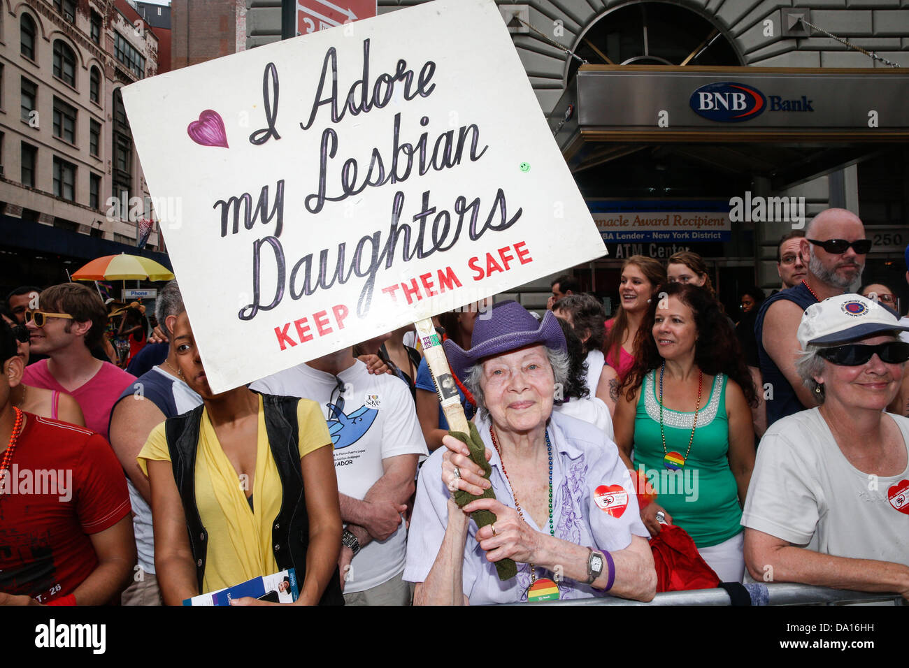 New York, USA. 30 juin 2013. La parade de la gay pride à New York était surtout après la célébration la Cour suprême a jugé qu'il était inconstitutionnel d'interdire le mariage gay. Crédit : Scott Houston/Alamy Live News Banque D'Images