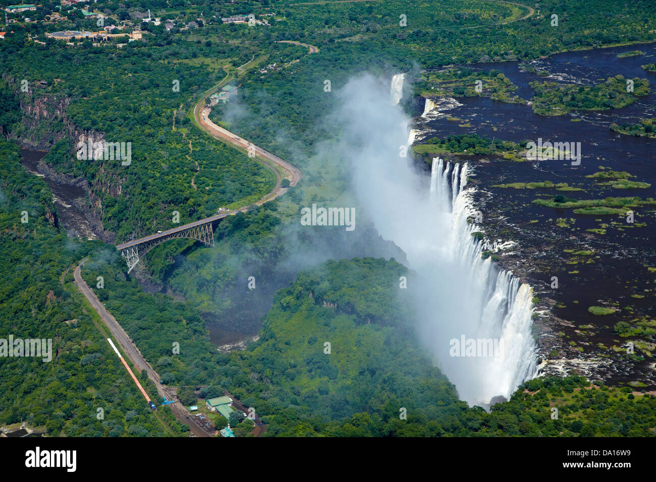 Victoria Falls ou 'Mosi-oa-Tunya" (La fumée qui tonne), Zambèze, et pont de Victoria Falls, Zimbabwe / Zambie border Banque D'Images
