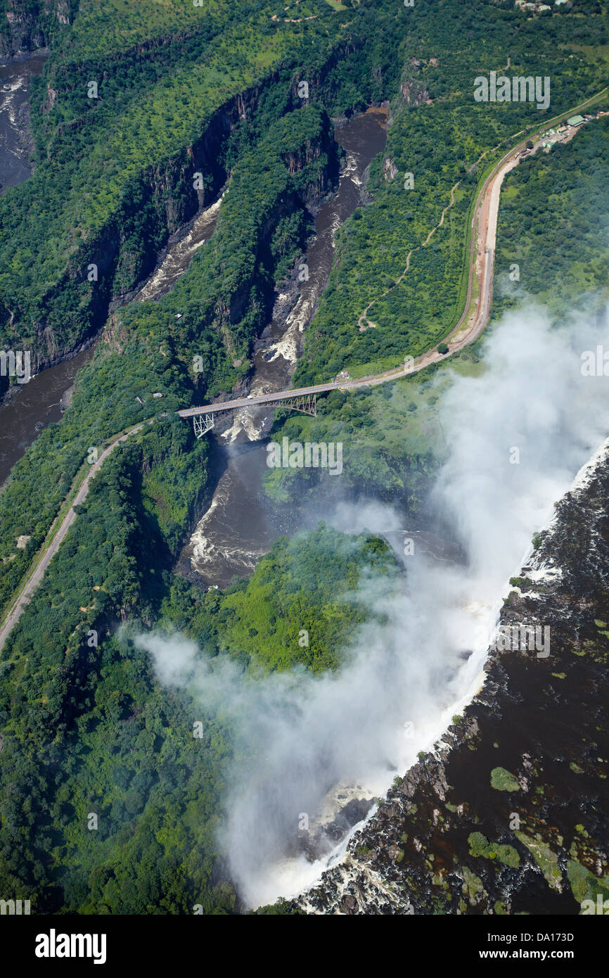 Victoria Falls ou 'Mosi-oa-Tunya" (La fumée qui tonne), Zambèze, pont de Victoria Falls, et Gorge Batoka Banque D'Images