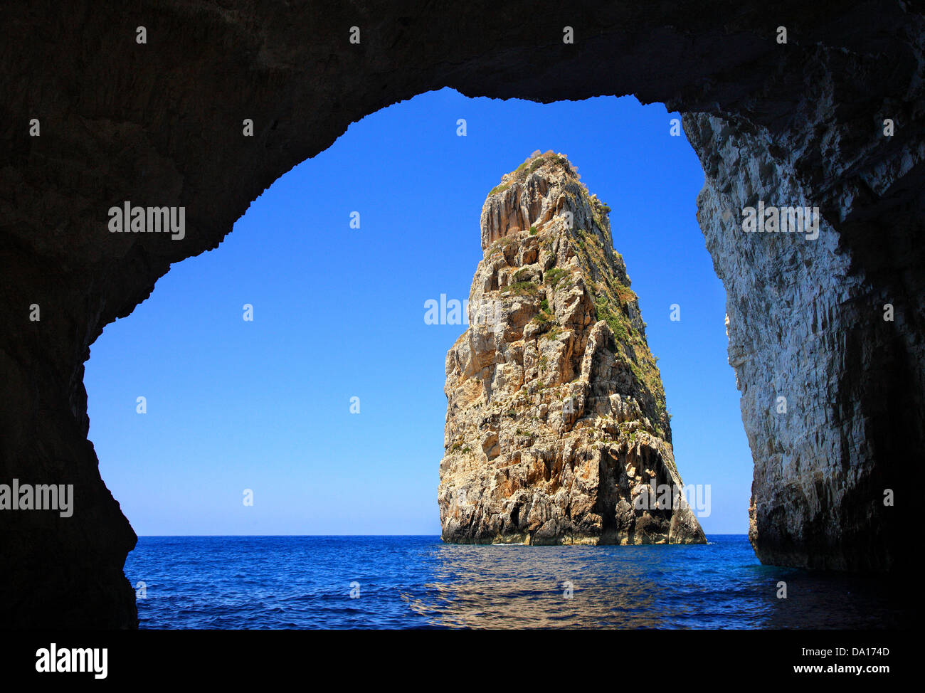 Ortholithos (il signifie "Standing Rock' en Grec), un rocher spectaculaire dans l'île de Paxos, Mer Ionienne, Eptanisa, Grèce. Banque D'Images