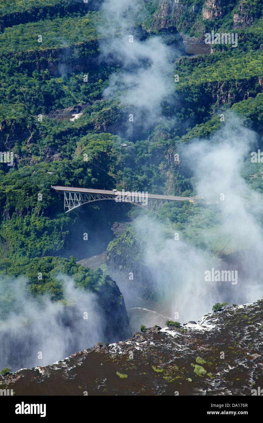 Victoria Falls ou 'Mosi-oa-Tunya" (La fumée qui tonne), Zambèze, pont de Victoria Falls, et Gorge Batoka Banque D'Images