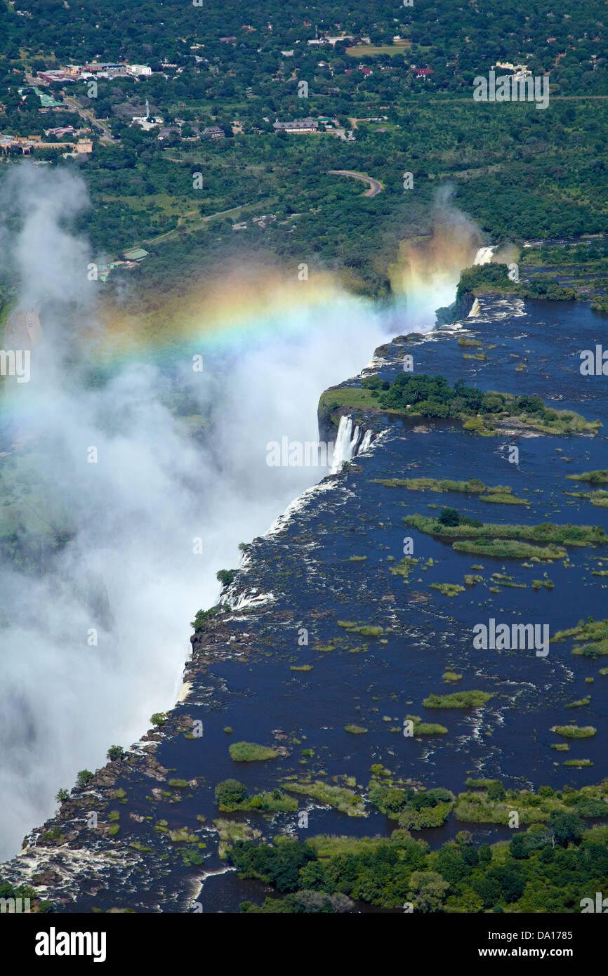 Arc en ciel et Chutes Victoria, pulvérisation ou 'Mosi-oa-Tunya" (La fumée qui tonne), et Zambèze, à la frontière de la Zambie / Zimbabwe Banque D'Images