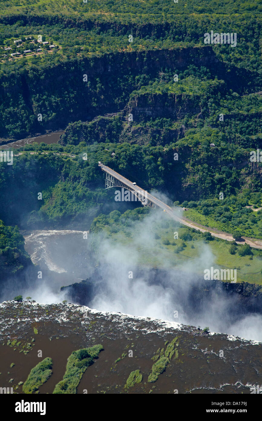 Victoria Falls ou 'Mosi-oa-Tunya" (La fumée qui tonne), Zambèze, pont de Victoria Falls, et Gorge Batoka Banque D'Images