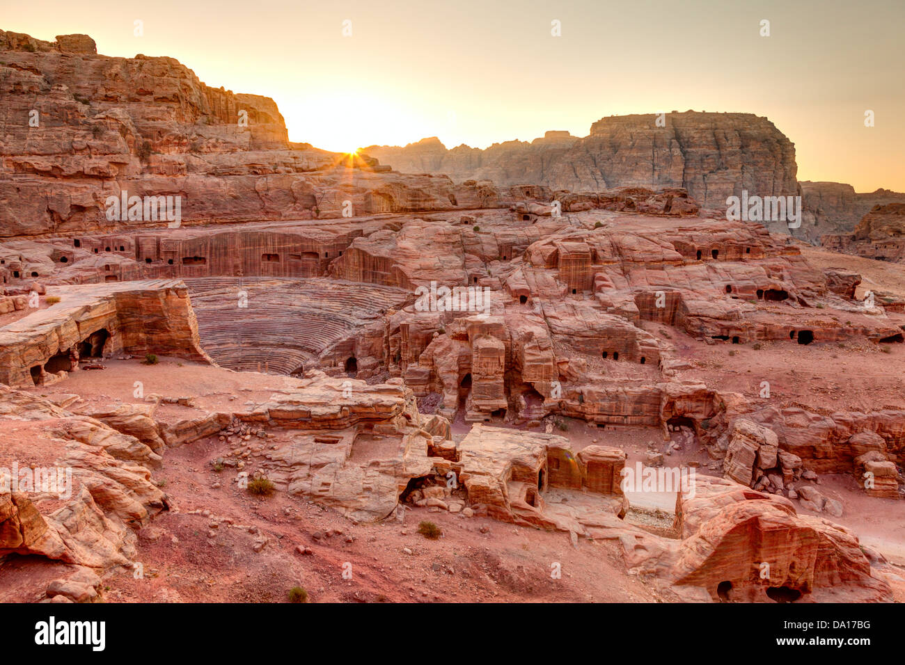 Petra tombeaux et un amphithéâtre au coucher du soleil Banque D'Images